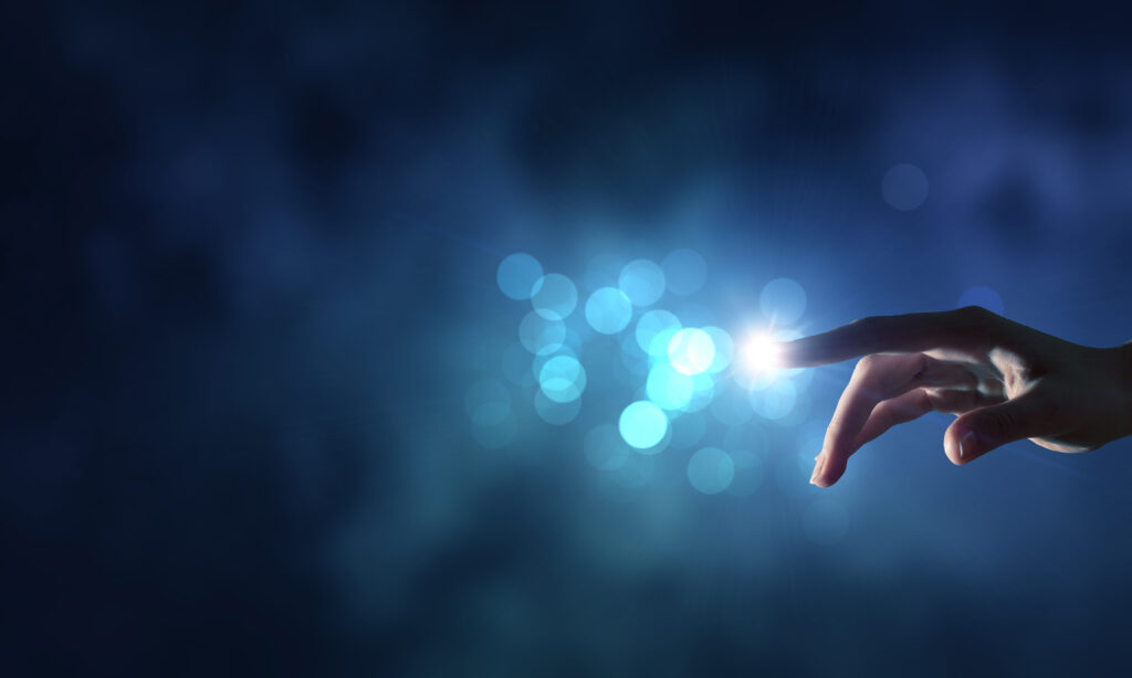 Männliche Hand berührt mit finger einen Lichtfleck